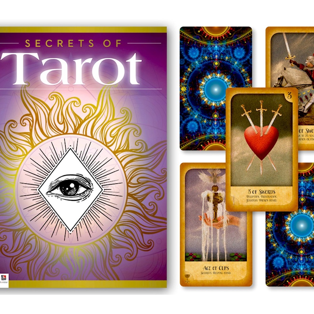 🖤💜NWOT Secrets of Tarot card deck!💜🖤